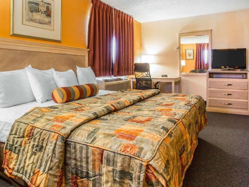 Red Roof & Vineland - Hotel