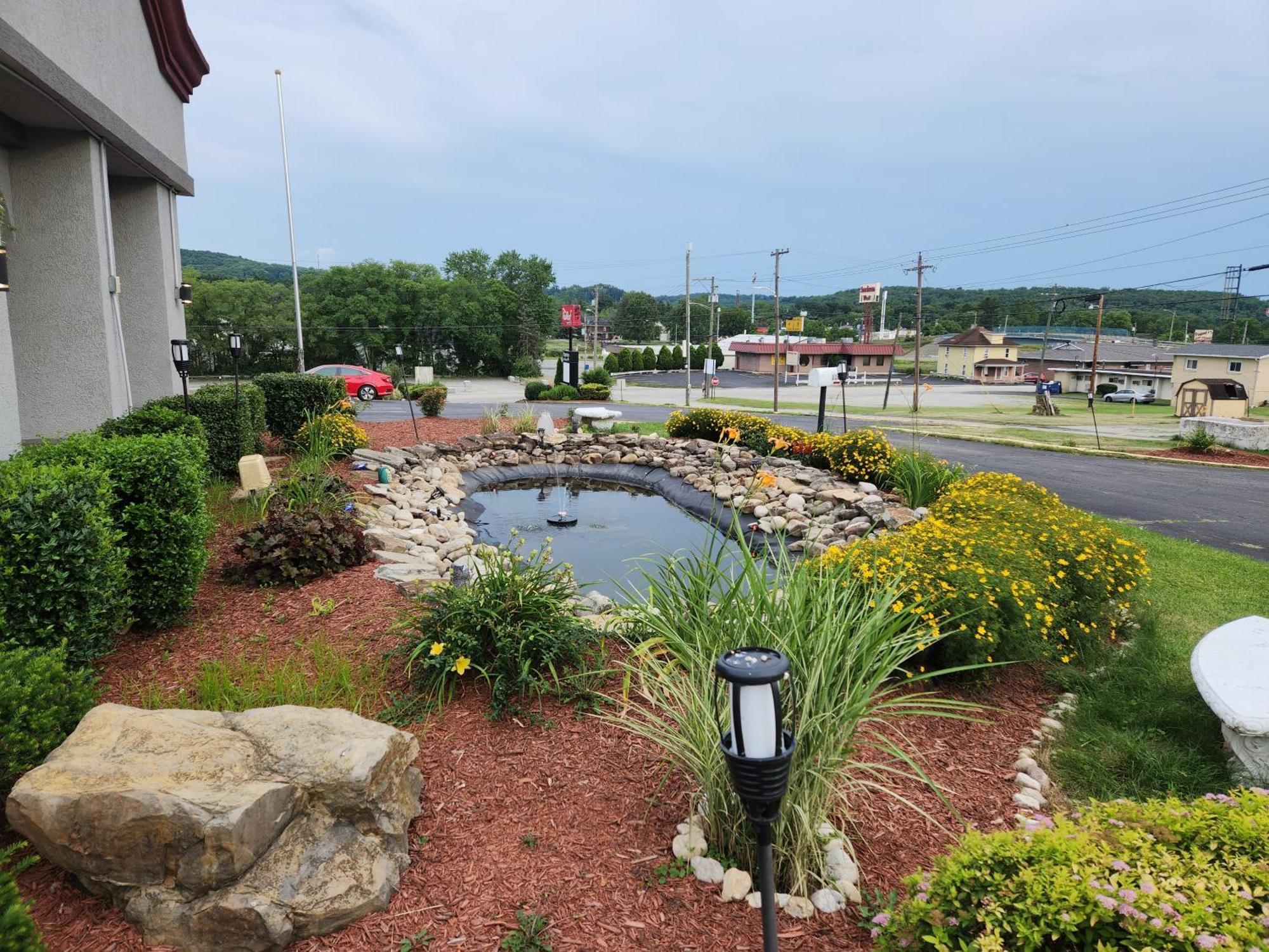Red Roof & Vineland - Buena