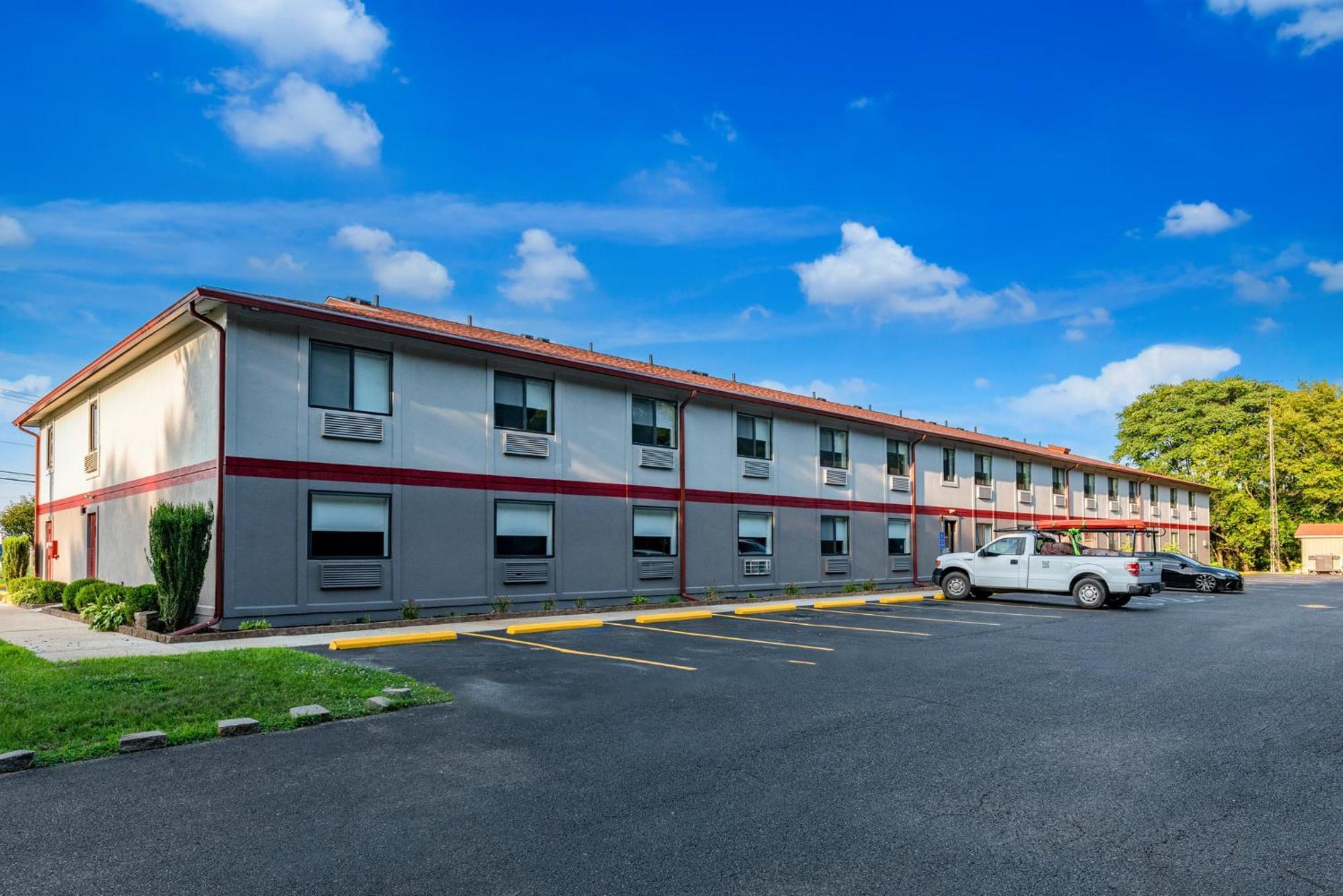 Red Roof & Vineland - Hotel 2*